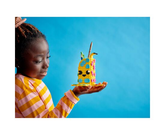 Конструктор LEGO DOTS "Банан". Підставка для ручок 438 деталей (41948), зображення 2 Конструктор LEGO DOTS "Банан". Підставка для ручок 438 деталей (41948), зображення 2