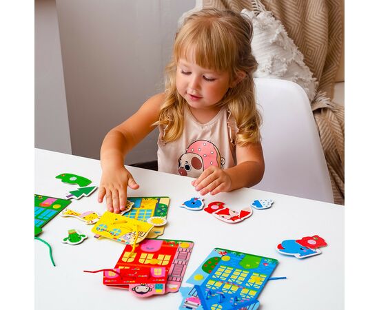 Розвиваюча іграшка Vladi Toys Гра-шнурівка Fisher Price Кольорові будиночки (укр) (VT5303-26), зображення 4 Розвиваюча іграшка Vladi Toys Гра-шнурівка Fisher Price Кольорові будиночки (укр) (VT5303-26), зображення 4