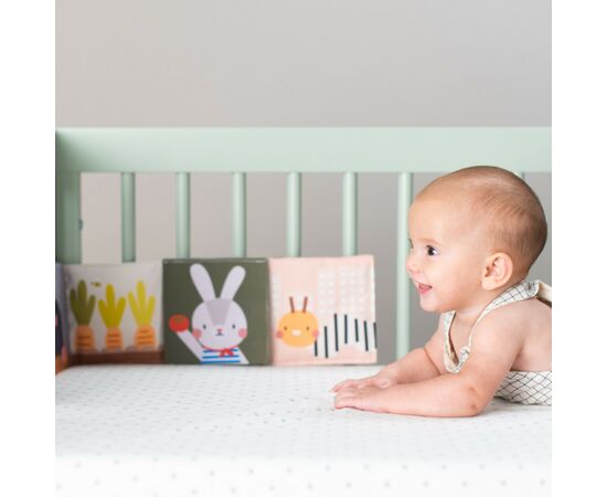 Развивающая игрушка Taf Toys книжка-раскладушка коллекции Садочек в городе – Зайчики (13065), изображение 4 Развивающая игрушка Taf Toys книжка-раскладушка коллекции Садочек в городе – Зайчики (13065), изображение 4