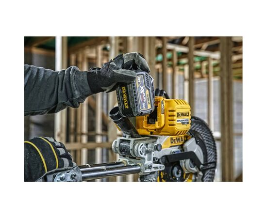Торцовочная пила DeWALT 54V XR FLEXVOLT Li-lon, диск 250х30 мм, XPS (без АКБ и ЗУ) (DCS727N), изображение 5 Торцовочная пила DeWALT 54V XR FLEXVOLT Li-lon, диск 250х30 мм, XPS (без АКБ и ЗУ) (DCS727N), изображение 5