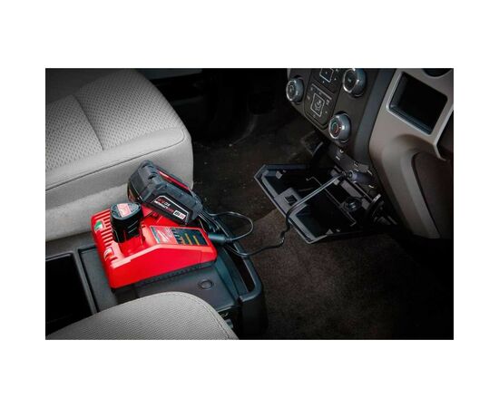 Зарядное устройство для аккумуляторов инструмента Milwaukee M12-18 AC 12В, автомобильный (4932459205), изображение 4 Зарядное устройство для аккумуляторов инструмента Milwaukee M12-18 AC 12В, автомобильный (4932459205), изображение 4