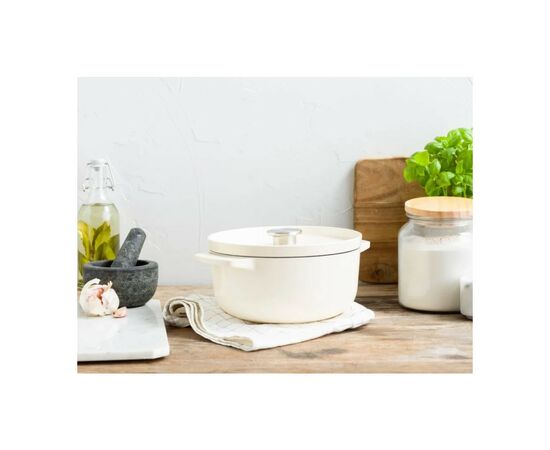 Кастрюля KitchenAid чавунна з кришкою 3,3 л Мигдалевий крем (CC006056-001), изображение 5 Кастрюля KitchenAid чавунна з кришкою 3,3 л Мигдалевий крем (CC006056-001), изображение 5