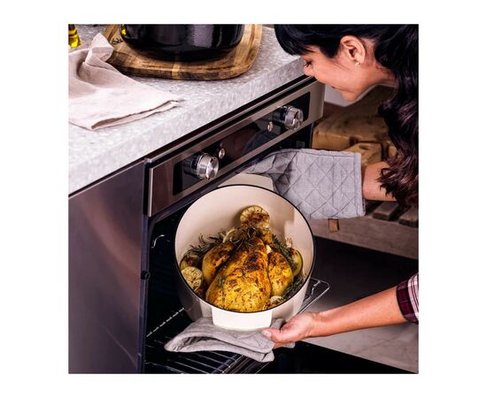Гусятница KitchenAid Cast Iron 30 см 5,6 л Мигдалевий крем (CC006062-001), изображение 5 Гусятница KitchenAid Cast Iron 30 см 5,6 л Мигдалевий крем (CC006062-001), изображение 5
