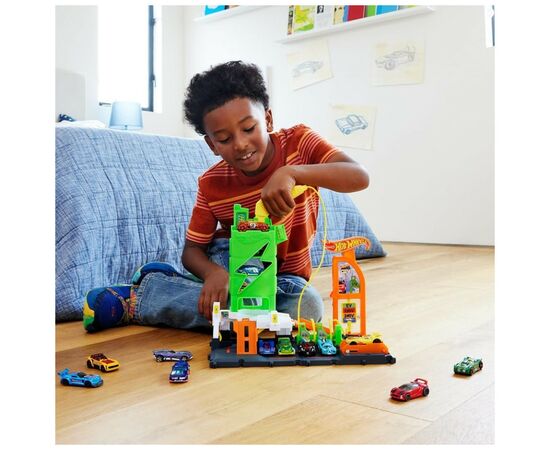 Автотрек Hot Wheels Заправочная станция для суперзарядки (HTN79), изображение 6 Автотрек Hot Wheels Заправочная станция для суперзарядки (HTN79), изображение 6