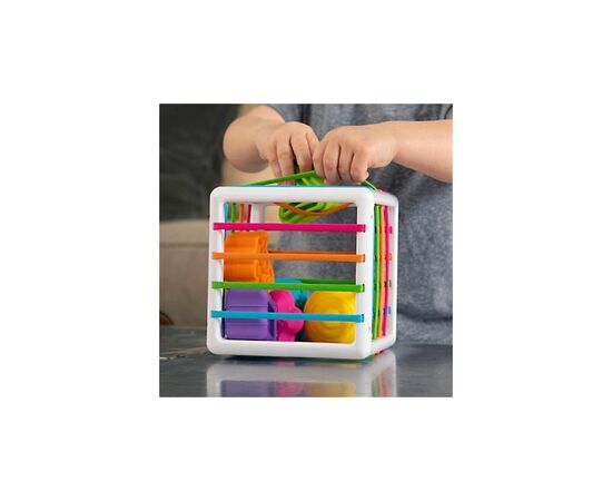 Развивающая игрушка Fat Brain Toys Куб-сортер со стенками-шнурочками InnyBin (F251ML), изображение 4 Развивающая игрушка Fat Brain Toys Куб-сортер со стенками-шнурочками InnyBin (F251ML), изображение 4