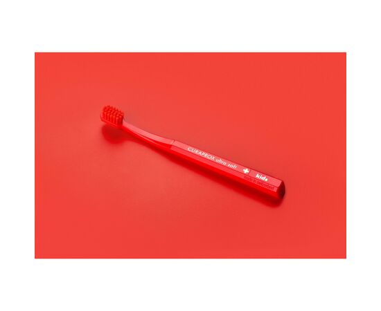 Детская зубная щетка Curaprox CS Kids ультрамягкая d 0.09 мм (4-12 лет) Красный (CS Kids-06), изображение 2 Детская зубная щетка Curaprox CS Kids ультрамягкая d 0.09 мм (4-12 лет) Красный (CS Kids-06), изображение 2