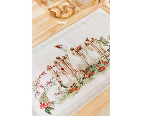 Салфетка на стол Прованс гобеленовая Гуси 30х50 см (034079), изображение 2 Салфетка на стол Прованс гобеленовая Гуси 30х50 см (034079), изображение 2