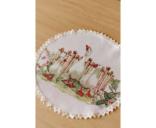 Салфетка на стол Прованс гобеленовая круглая Гуси D-35 (034081), изображение 2 Салфетка на стол Прованс гобеленовая круглая Гуси D-35 (034081), изображение 2