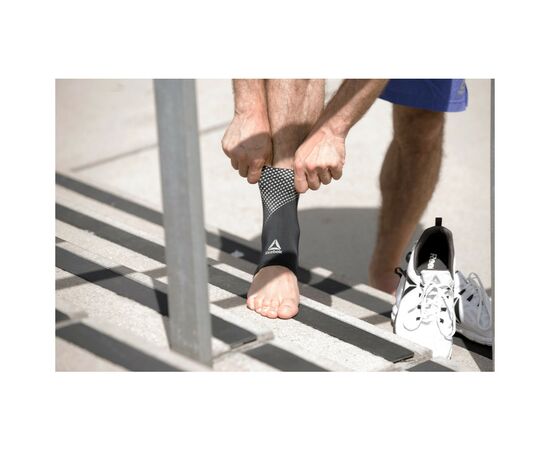 Фиксатор голеностопа Reebok Ankle Support чорний RRSU-13125 L (885652012980), изображение 5 Фиксатор голеностопа Reebok Ankle Support чорний RRSU-13125 L (885652012980), изображение 5