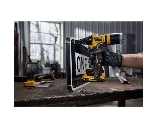 Заклепочник DeWALT 18 В XR Li-Ion, 10 kN, d.закл.=2.4-4.8 мм (без АКБ и ЗУ) (DCF403NT), изображение 9 Заклепочник DeWALT 18 В XR Li-Ion, 10 kN, d.закл.=2.4-4.8 мм (без АКБ и ЗУ) (DCF403NT), изображение 9