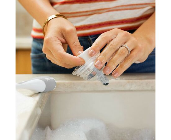 Щіточка для миття пляшечок Munchkin 2 в 1 для чистки пляшечок та сосок сірий (16020.02), зображення 2 Щіточка для миття пляшечок Munchkin 2 в 1 для чистки пляшечок та сосок сірий (16020.02), зображення 2