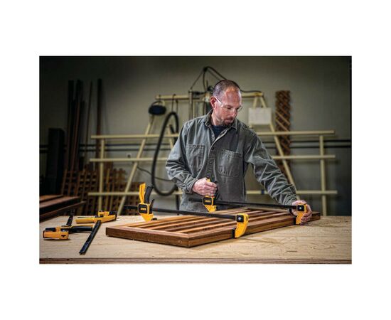 Струбцина DeWALT "L" триггерная (быстрозажимная), 600 мм, давление 135 кг. (DWHT0-83194), изображение 3 Струбцина DeWALT "L" триггерная (быстрозажимная), 600 мм, давление 135 кг. (DWHT0-83194), изображение 3