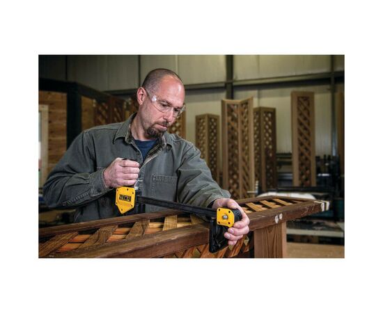 Струбцина DeWALT "XL" триггерная (быстрозажимная), 600 мм, давление 270 кг. (DWHT0-83186), изображение 4 Струбцина DeWALT "XL" триггерная (быстрозажимная), 600 мм, давление 270 кг. (DWHT0-83186), изображение 4