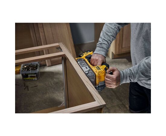Шлифовальная машина DeWALT XR Li-Ion 18 В 2x5Ah, 198-320 м/мин, лента 75х533 мм (DCW220P2), изображение 14 Шлифовальная машина DeWALT XR Li-Ion 18 В 2x5Ah, 198-320 м/мин, лента 75х533 мм (DCW220P2), изображение 14