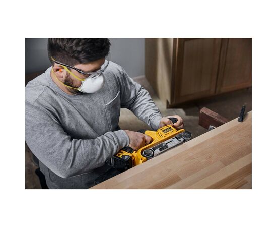 Шлифовальная машина DeWALT XR Li-Ion 18 В 2x5Ah, 198-320 м/мин, лента 75х533 мм (DCW220P2), изображение 9 Шлифовальная машина DeWALT XR Li-Ion 18 В 2x5Ah, 198-320 м/мин, лента 75х533 мм (DCW220P2), изображение 9