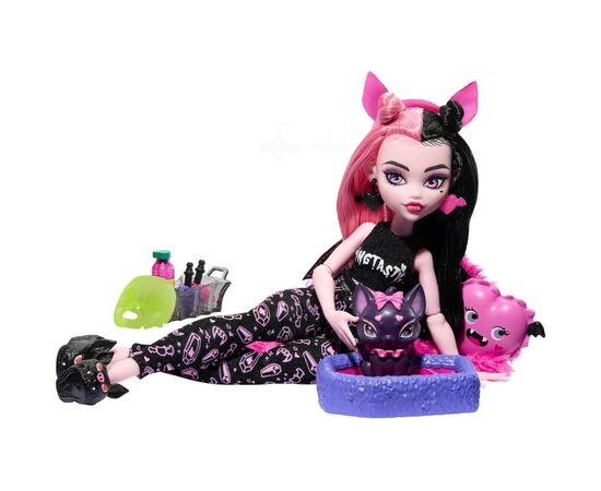 Кукла Monster High Дракулора Пугающая пижамная вечеринка (HKY66), изображение 2 Кукла Monster High Дракулора Пугающая пижамная вечеринка (HKY66), изображение 2