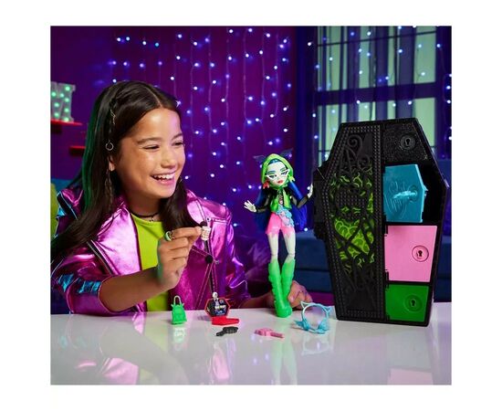 Кукла Monster High Неоновые и бомбезные Ужас-секреты Гулии (HNF81), изображение 7 Кукла Monster High Неоновые и бомбезные Ужас-секреты Гулии (HNF81), изображение 7