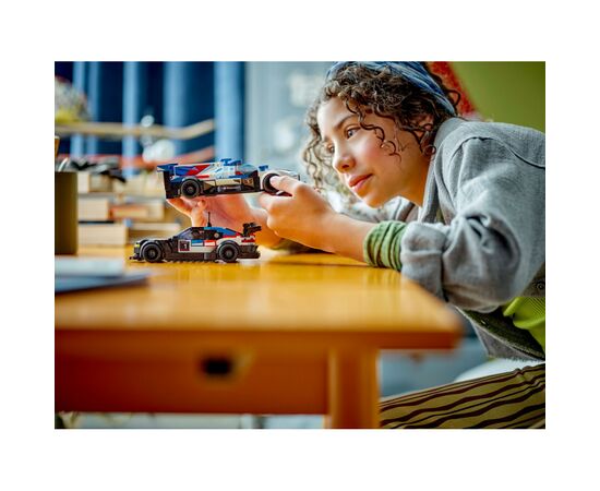 Конструктор LEGO Speed Champions Гоночные автомобили BMW M4 GT3 и BMW M Hybrid V8 676 деталей (76922), изображение 9