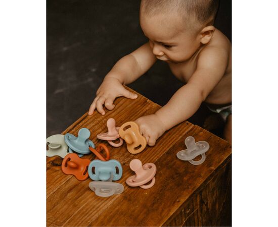 Пустышка Suavinex Colour Essence 0-6 мес, анатомическая силиконовая. (308086), изображение 6 Пустышка Suavinex Colour Essence 0-6 мес, анатомическая силиконовая. (308086), изображение 6