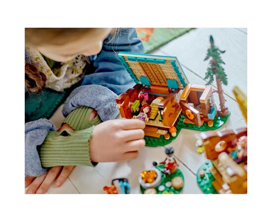 Конструктор LEGO Friends Уютные домики в приключенческом лагере (42624), изображение 9 Конструктор LEGO Friends Уютные домики в приключенческом лагере (42624), изображение 9