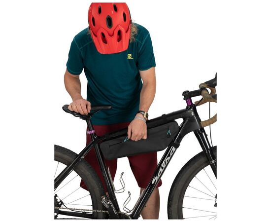 Велосумка нарамная Osprey Escapist Frame Bag Medium black M (009.3565), изображение 4 Велосумка нарамная Osprey Escapist Frame Bag Medium black M (009.3565), изображение 4