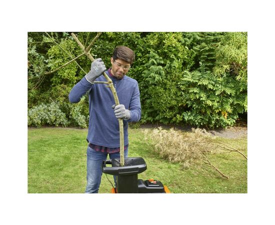 Садовый измельчитель Black&Decker 2.8 кВт, макс. 45 мм, фреза, 45 л (BEGAS5800), изображение 2 Садовый измельчитель Black&Decker 2.8 кВт, макс. 45 мм, фреза, 45 л (BEGAS5800), изображение 2