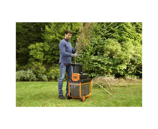 Садовый измельчитель Black&Decker 2.8 кВт, макс. 45 мм, фреза, 45 л (BEGAS5800), изображение 3 Садовый измельчитель Black&Decker 2.8 кВт, макс. 45 мм, фреза, 45 л (BEGAS5800), изображение 3
