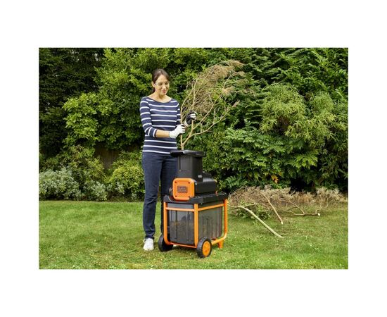 Садовый измельчитель Black&Decker 2.8 кВт, макс. 45 мм, фреза, 45 л (BEGAS5800), изображение 4 Садовый измельчитель Black&Decker 2.8 кВт, макс. 45 мм, фреза, 45 л (BEGAS5800), изображение 4