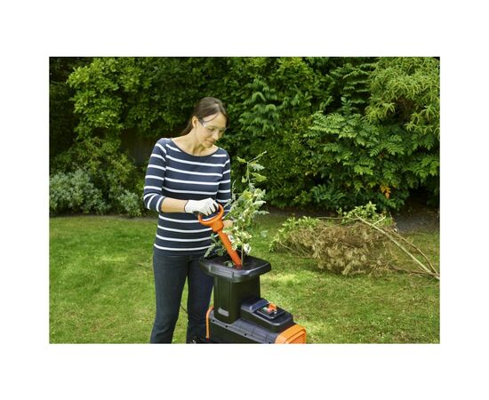 Садовый измельчитель Black&Decker 2.8 кВт, макс. 45 мм, фреза, 45 л (BEGAS5800), изображение 5 Садовый измельчитель Black&Decker 2.8 кВт, макс. 45 мм, фреза, 45 л (BEGAS5800), изображение 5