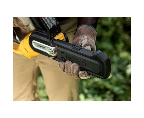 Цепная пила DeWALT мини, 18 В XR Li-lon 5Ah, бесщёточная, шина 20 см (DCMPS520P1), изображение 10 Цепная пила DeWALT мини, 18 В XR Li-lon 5Ah, бесщёточная, шина 20 см (DCMPS520P1), изображение 10