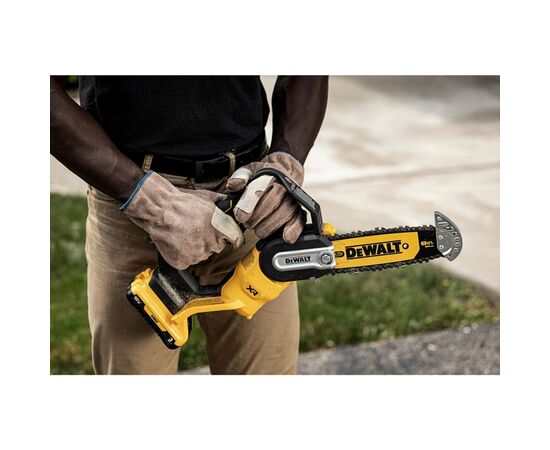 Цепная пила DeWALT мини, 18 В XR Li-lon 5Ah, бесщёточная, шина 20 см (DCMPS520P1), изображение 5 Цепная пила DeWALT мини, 18 В XR Li-lon 5Ah, бесщёточная, шина 20 см (DCMPS520P1), изображение 5