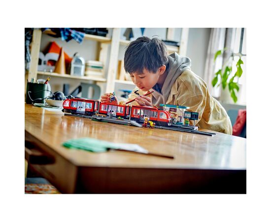 Конструктор LEGO City Трамвай и вокзал в центре города 811 деталей (60423), изображение 9 Конструктор LEGO City Трамвай и вокзал в центре города 811 деталей (60423), изображение 9