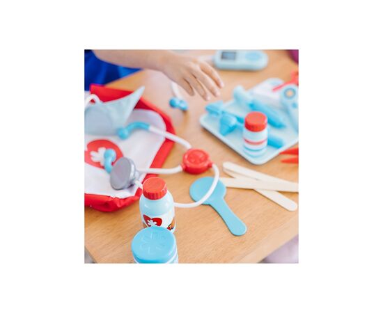 Розвиваюча іграшка Melissa&Doug Юний лікар (MD8569), зображення 5 Розвиваюча іграшка Melissa&Doug Юний лікар (MD8569), зображення 5