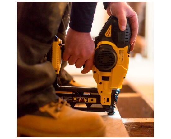 Гвоздезабиватель Stanley .FatMax, 18V, гвозди 1.6/64 мм, 2.6 кг, 2x2Ah, ЗУ, кейс (FMC792D2), изображение 5 Гвоздезабиватель Stanley .FatMax, 18V, гвозди 1.6/64 мм, 2.6 кг, 2x2Ah, ЗУ, кейс (FMC792D2), изображение 5