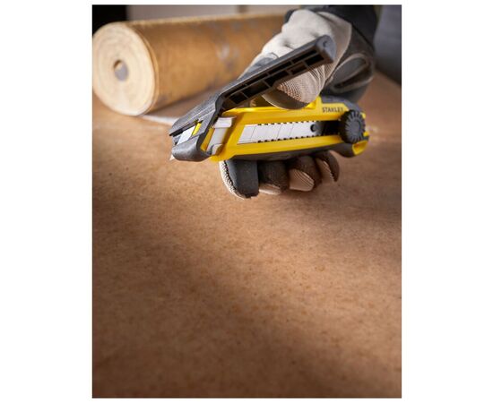 Нож монтажный Stanley сегментный, с фиксатором, 18 мм (STHT10500-0), изображение 4 Нож монтажный Stanley сегментный, с фиксатором, 18 мм (STHT10500-0), изображение 4