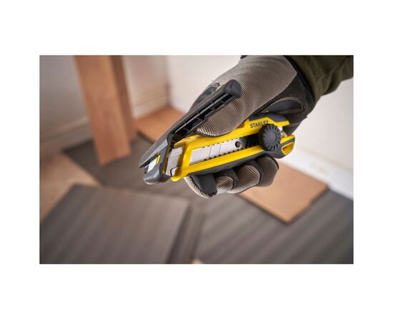 Нож монтажный Stanley сегментный, с фиксатором, 18 мм (STHT10500-0), изображение 5 Нож монтажный Stanley сегментный, с фиксатором, 18 мм (STHT10500-0), изображение 5