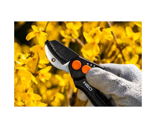 Секатор Neo Tools контактный, d реза 15мм, 185мм, 169г (15-201), изображение 3 Секатор Neo Tools контактный, d реза 15мм, 185мм, 169г (15-201), изображение 3
