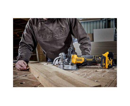 Фрезер DeWALT ламельный, XR Li-Ion 18 В, 8000 об/мин, фрезы 102 мм, TSTAK (без АКБ та ЗП) (DCW682NT), изображение 11 Фрезер DeWALT ламельный, XR Li-Ion 18 В, 8000 об/мин, фрезы 102 мм, TSTAK (без АКБ та ЗП) (DCW682NT), изображение 11