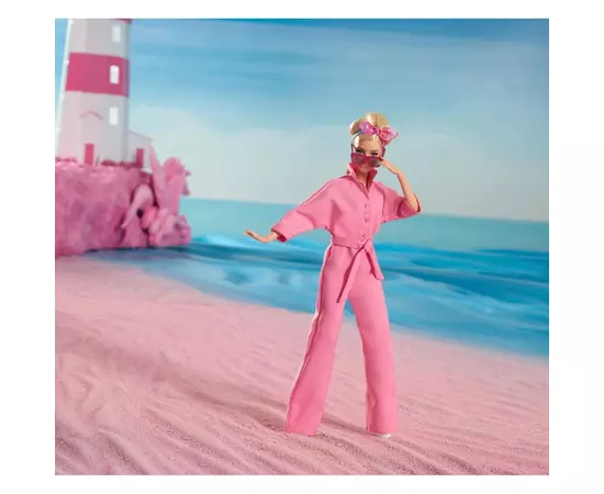 Кукла Barbie коллекционная Pink Power Jumpsuit по мотивам фильма Барби (HRF29), изображение 6 Кукла Barbie коллекционная Pink Power Jumpsuit по мотивам фильма Барби (HRF29), изображение 6