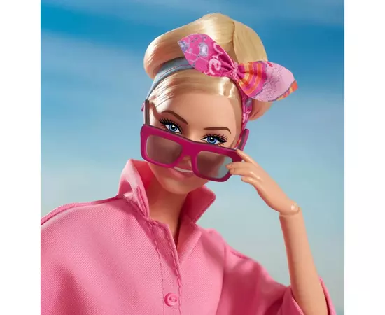Кукла Barbie коллекционная Pink Power Jumpsuit по мотивам фильма Барби (HRF29), изображение 7 Кукла Barbie коллекционная Pink Power Jumpsuit по мотивам фильма Барби (HRF29), изображение 7