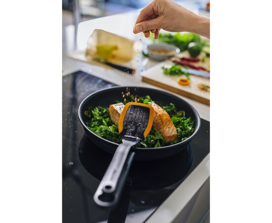 Лопатка кухонная Fiskars Functional Form, 37.3см, пластик, силікон, чорний (1027300), изображение 2 Лопатка кухонная Fiskars Functional Form, 37.3см, пластик, силікон, чорний (1027300), изображение 2
