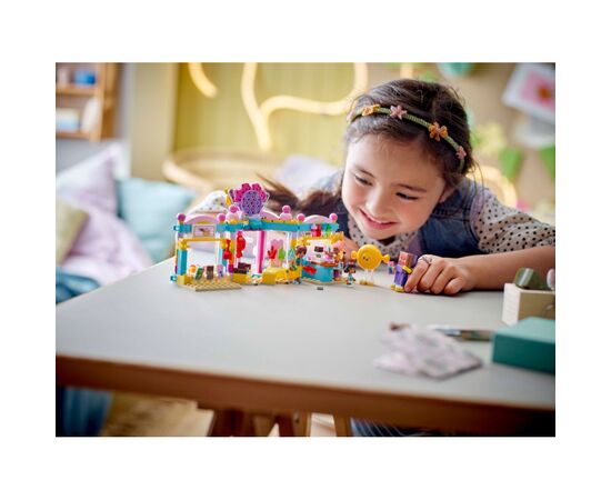 Конструктор LEGO Friends Кондитерская Хартлейк-Сити (42649), изображение 9 Конструктор LEGO Friends Кондитерская Хартлейк-Сити (42649), изображение 9