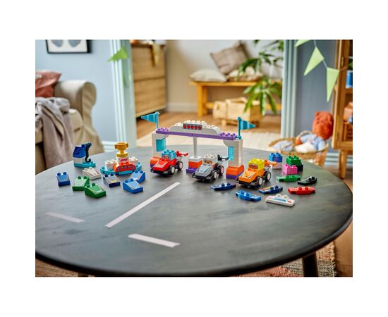 Конструктор LEGO DUPLO Town Автомобили для гонок и пилоты команд Формулы-1 (10445), изображение 11 Конструктор LEGO DUPLO Town Автомобили для гонок и пилоты команд Формулы-1 (10445), изображение 11