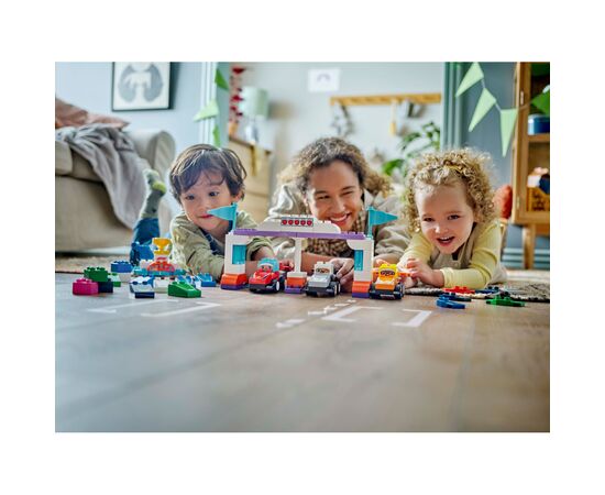 Конструктор LEGO DUPLO Town Автомобили для гонок и пилоты команд Формулы-1 (10445), изображение 8 Конструктор LEGO DUPLO Town Автомобили для гонок и пилоты команд Формулы-1 (10445), изображение 8