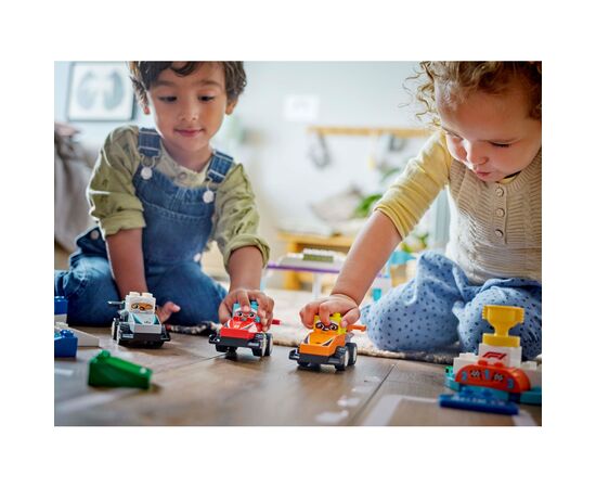 Конструктор LEGO DUPLO Town Автомобили для гонок и пилоты команд Формулы-1 (10445), изображение 9 Конструктор LEGO DUPLO Town Автомобили для гонок и пилоты команд Формулы-1 (10445), изображение 9