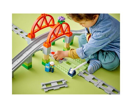 Конструктор LEGO DUPLO Town Дополнительный набор. Железнодорожный мост и пути (10426), изображение 7 Конструктор LEGO DUPLO Town Дополнительный набор. Железнодорожный мост и пути (10426), изображение 7