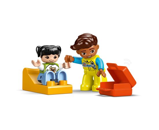 Конструктор LEGO DUPLO Town Скорая помощь и водитель (10447), изображение 4