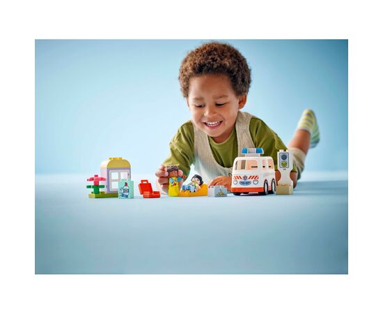 Конструктор LEGO DUPLO Town Скорая помощь и водитель (10447), изображение 6