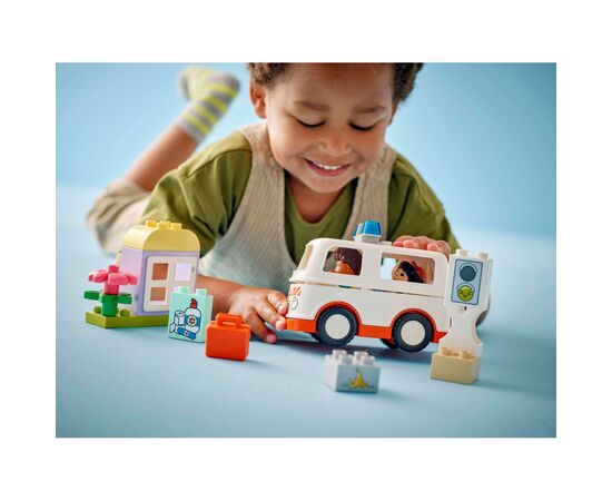 Конструктор LEGO DUPLO Town Скорая помощь и водитель (10447), изображение 7
