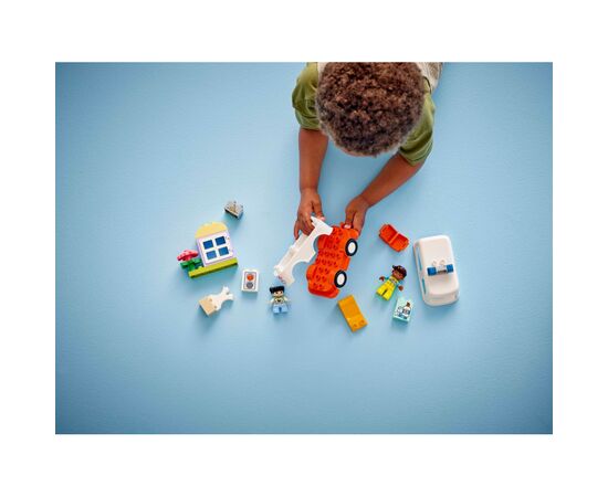 Конструктор LEGO DUPLO Town Скорая помощь и водитель (10447), изображение 8